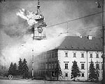 Warszawa - Zamek Królewski trawiony przez płomienie 17 września 1939 roku po niemieckim bombardowaniu.