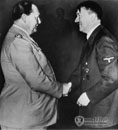 Hermann Göring składa życzenia Adolfowi Hitlerowi.