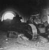 Polski czog wolnobieny Renault FT-17 blokuje bram w twierdzy w Brzeciu