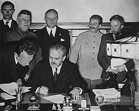 Podpisanie paktu o nieagresji oraz tahnego protokołu przez Ribbentropa oraz Mołotowa w dniu 23 sierpnia 1939 roku.