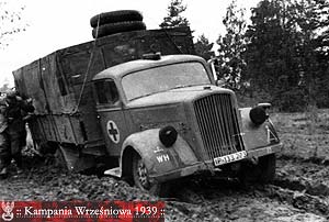 Opel Blitz w wersji ambulans na froncie wschodnim.