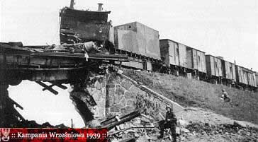 Uszkodzony wagon i most po walce pod Chojnicami 1-go wrzenia. 