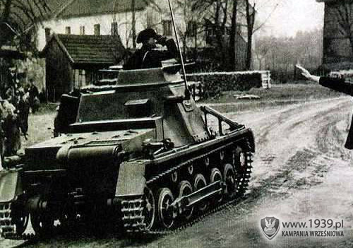 Czog PzKpfw Pz-I Ausf B - widoczny poprzecznie uoony tumik oraz dodatkowe pite koo. 