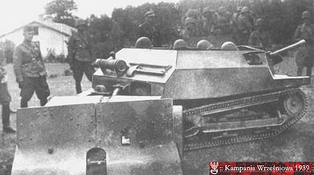 Jeden z prototypów TKS-d z działem 37mm - ciągnie działo bez lufy